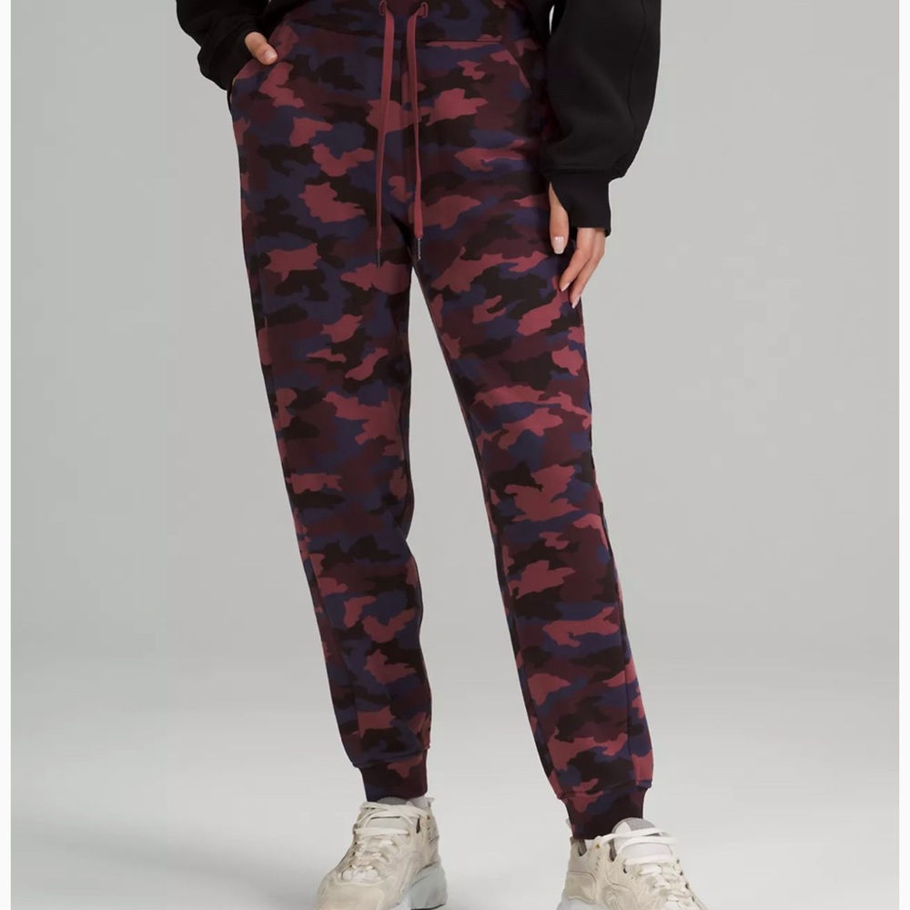 NWT Scuba High Rise Jogger pink camo size 12